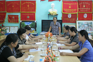 Cán bộ, giáo viên trường THCS Hữu Nghị (TPHB) họp triển khai công tác tuyển sinh năm học 2012- 2013.
